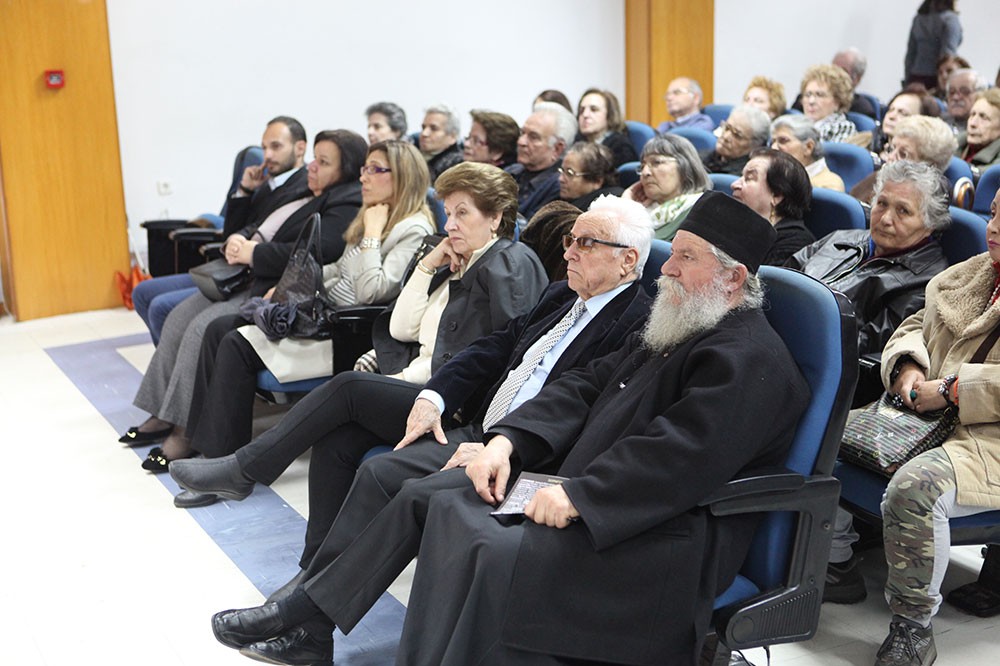 Στην κατάμεστη αίθουσα του Συνεδριακού Κέντρου Κατερίνης ο Αρχιτέκτων - Ερευνητής κ.Χάρης Σκαρλακίδης παρουσίασε την μοναδική ερευνητική του εργασία, καρπού κόπου δεκαετιών, για το Άγιον Φώς. Η έλευση του Αγίου Φωτός κάθε Μεγάλο Σάββατο στον Τάφο του Ιησού Χριστού είναι το μοναδικό θαυματουργικό γεγονός στην παγκόσμια ιστορία που λαμβάνει χώρα κάθε χρόνο, την ίδια ημέρα, επί δύο σχεδόν χιλιετίες. 