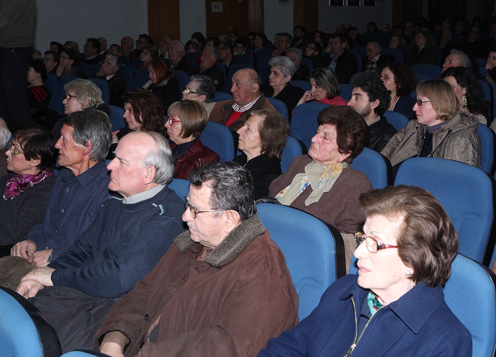 Στην κατάμεστη αίθουσα του Συνεδριακού Κέντρου Κατερίνης ο Αρχιτέκτων - Ερευνητής κ.Χάρης Σκαρλακίδης παρουσίασε την μοναδική ερευνητική του εργασία, καρπού κόπου δεκαετιών, για το Άγιον Φώς. Η έλευση του Αγίου Φωτός κάθε Μεγάλο Σάββατο στον Τάφο του Ιησού Χριστού είναι το μοναδικό θαυματουργικό γεγονός στην παγκόσμια ιστορία που λαμβάνει χώρα κάθε χρόνο, την ίδια ημέρα, επί δύο σχεδόν χιλιετίες. 