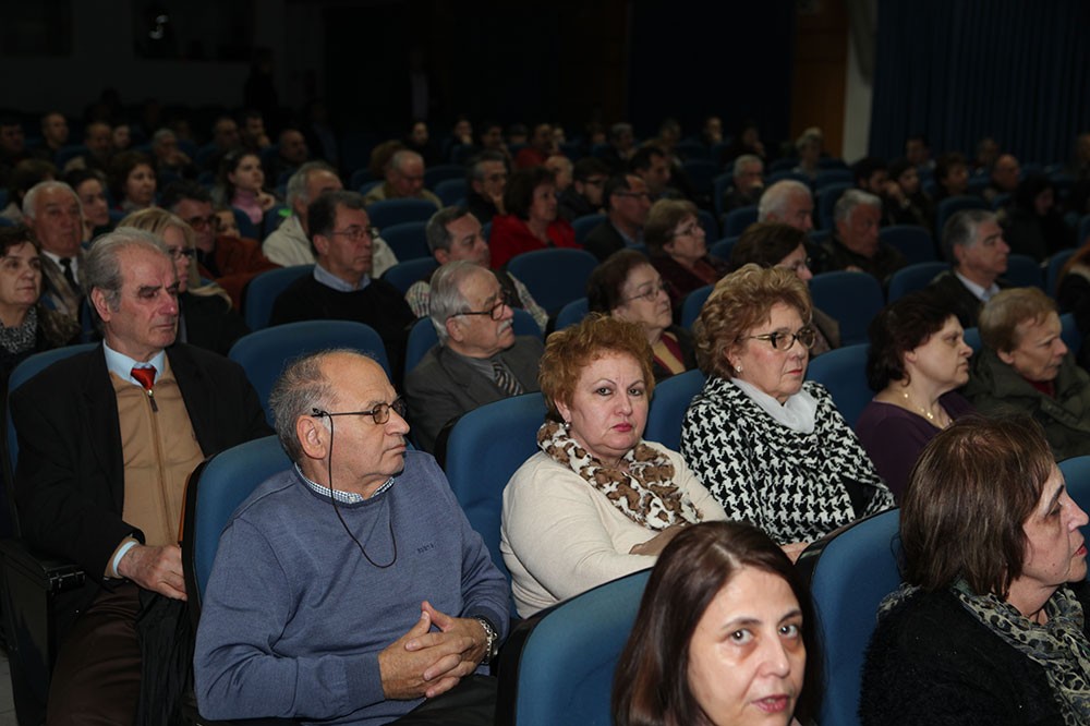 Στην κατάμεστη αίθουσα του Συνεδριακού Κέντρου Κατερίνης ο Αρχιτέκτων - Ερευνητής κ.Χάρης Σκαρλακίδης παρουσίασε την μοναδική ερευνητική του εργασία, καρπού κόπου δεκαετιών, για το Άγιον Φώς. Η έλευση του Αγίου Φωτός κάθε Μεγάλο Σάββατο στον Τάφο του Ιησού Χριστού είναι το μοναδικό θαυματουργικό γεγονός στην παγκόσμια ιστορία που λαμβάνει χώρα κάθε χρόνο, την ίδια ημέρα, επί δύο σχεδόν χιλιετίες. 