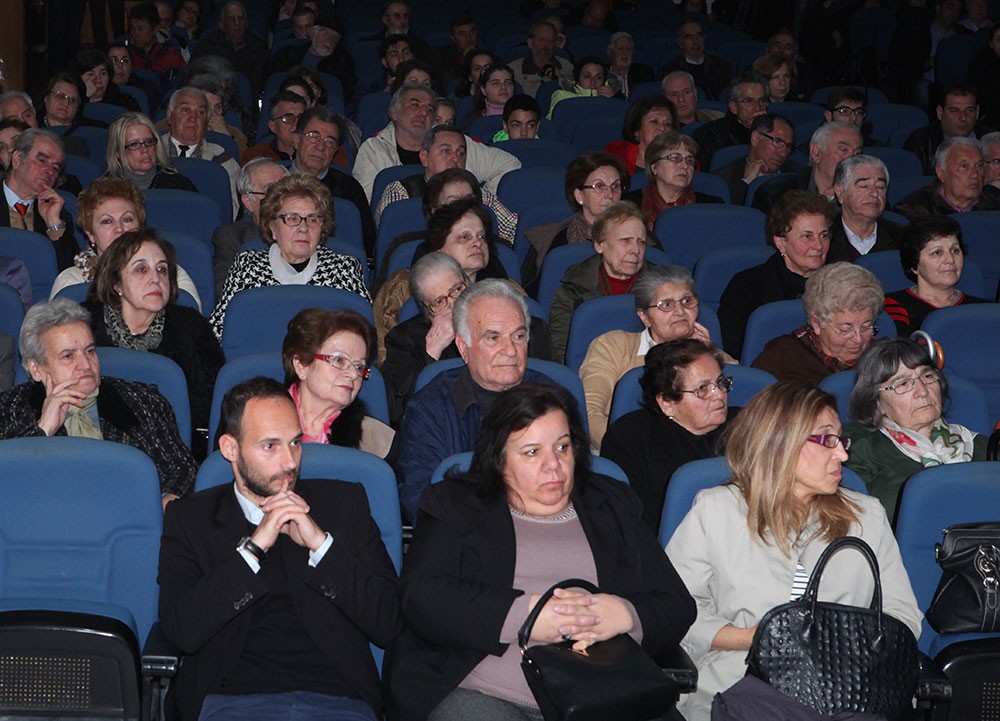 Στην κατάμεστη αίθουσα του Συνεδριακού Κέντρου Κατερίνης ο Αρχιτέκτων - Ερευνητής κ.Χάρης Σκαρλακίδης παρουσίασε την μοναδική ερευνητική του εργασία, καρπού κόπου δεκαετιών, για το Άγιον Φώς. Η έλευση του Αγίου Φωτός κάθε Μεγάλο Σάββατο στον Τάφο του Ιησού Χριστού είναι το μοναδικό θαυματουργικό γεγονός στην παγκόσμια ιστορία που λαμβάνει χώρα κάθε χρόνο, την ίδια ημέρα, επί δύο σχεδόν χιλιετίες. 