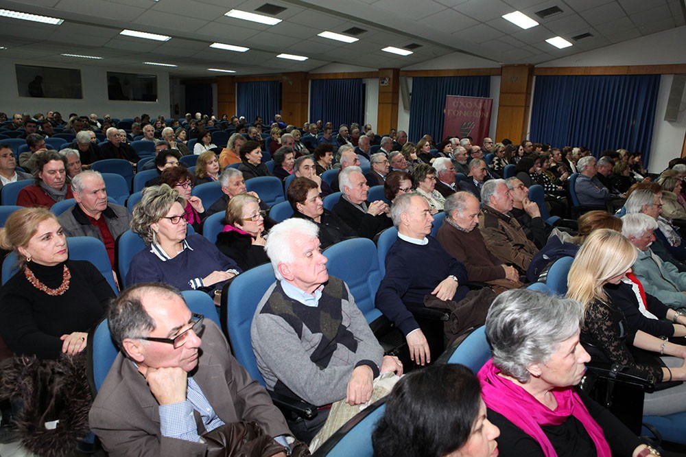 Σε μια κατάμεστη αίθουσα ο καθηγητής με εμπεριστατωμένο και επιστημονικό τρόπο ανέλυσε την συμβολή της σύγχρονης μοριακής ιατρικής στην πρόληψη και θεραπεία διαφόρων ασθενειών και ιδιαίτερα του καρκίνου μέσα από έρευνες που άπτονται τους μοριακούς μηχανισμούς που οδηγούν στις ασθένειες. Οι έρευνες έχουν ιδιαίτερο ενδιαφέρον και σε ικανό χρονικό διάστημα θα οδηγήσουν σε αντιμετώπιση σοβαρών ασθενειών με θεαματικά αποτελέσματα. Τα μηνύματα που πέρασε ο εξαίρετος ομιλητής ήταν ελπιδοφόρα και αισιόδοξα και κινούνταν στον άξονα έρευνα- αριστεία- πρόοδος.