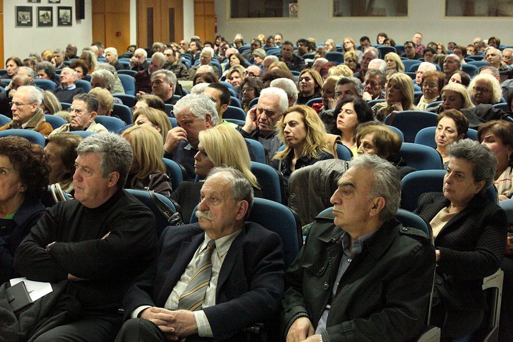 Σε μια κατάμεστη αίθουσα ο καθηγητής με εμπεριστατωμένο και επιστημονικό τρόπο ανέλυσε την συμβολή της σύγχρονης μοριακής ιατρικής στην πρόληψη και θεραπεία διαφόρων ασθενειών και ιδιαίτερα του καρκίνου μέσα από έρευνες που άπτονται τους μοριακούς μηχανισμούς που οδηγούν στις ασθένειες. Οι έρευνες έχουν ιδιαίτερο ενδιαφέρον και σε ικανό χρονικό διάστημα θα οδηγήσουν σε αντιμετώπιση σοβαρών ασθενειών με θεαματικά αποτελέσματα. Τα μηνύματα που πέρασε ο εξαίρετος ομιλητής ήταν ελπιδοφόρα και αισιόδοξα και κινούνταν στον άξονα έρευνα- αριστεία- πρόοδος.