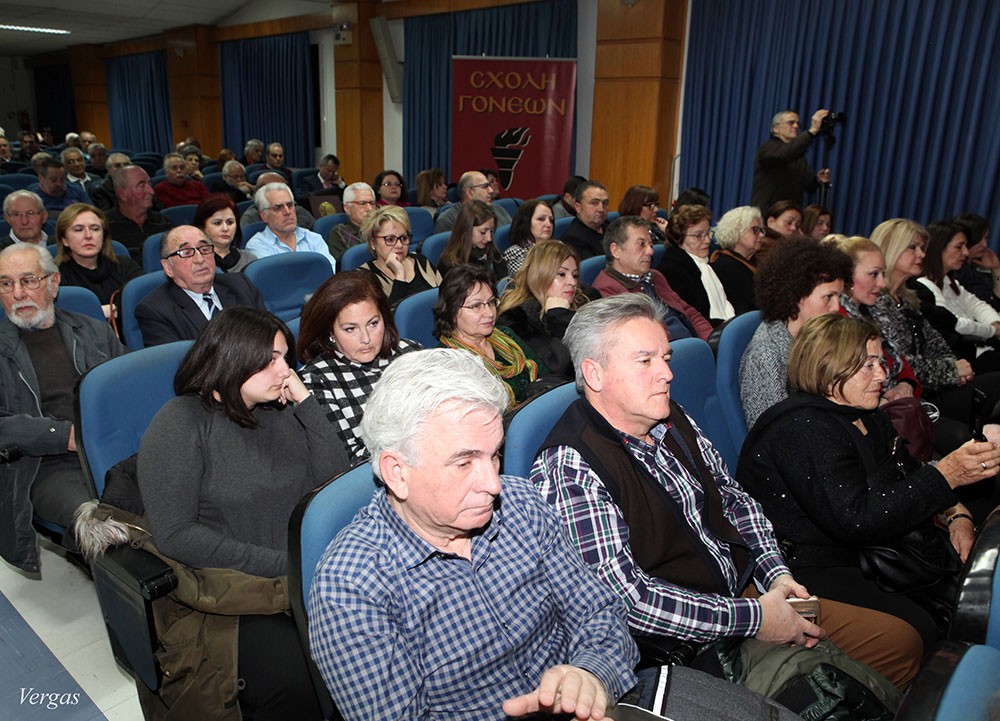 Σε μια κατάμεστη αίθουσα ο καθηγητής με εμπεριστατωμένο και επιστημονικό τρόπο ανέλυσε την συμβολή της σύγχρονης μοριακής ιατρικής στην πρόληψη και θεραπεία διαφόρων ασθενειών και ιδιαίτερα του καρκίνου μέσα από έρευνες που άπτονται τους μοριακούς μηχανισμούς που οδηγούν στις ασθένειες. Οι έρευνες έχουν ιδιαίτερο ενδιαφέρον και σε ικανό χρονικό διάστημα θα οδηγήσουν σε αντιμετώπιση σοβαρών ασθενειών με θεαματικά αποτελέσματα. Τα μηνύματα που πέρασε ο εξαίρετος ομιλητής ήταν ελπιδοφόρα και αισιόδοξα και κινούνταν στον άξονα έρευνα- αριστεία- πρόοδος.