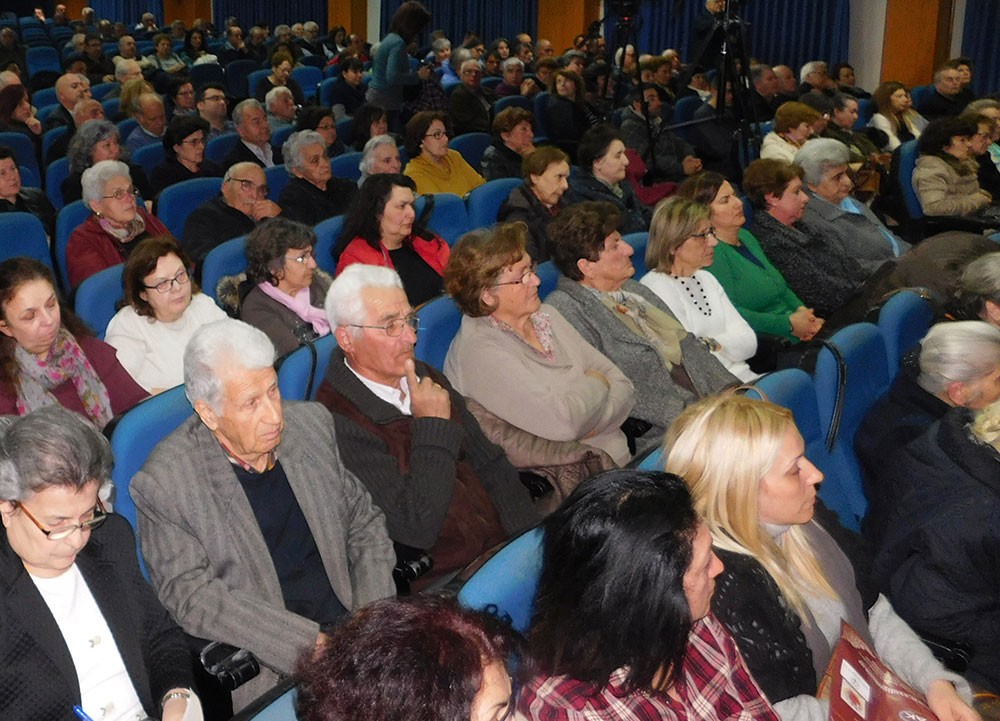 Τη Δευτέρα 12-3-2018 στα πλαίσια των εκδηλώσεων της Σχολής Γονέων - Ανοικτό Πανεπιστήμιο Κατερίνης μίλησε ο Ιερομόναχος π.Σάββας Αγιορείτης με θέμα: "Σύγχρονη Ειδωλολατρεία - ο Καταστροφικός Έπαινος". Η ομιλία συνδιοργανώθηκε με τον Ιεραποστολικό Σύλλογο ΚΥΡΙΑΚΗ και πραγματοποιήθηκε στο Συνεδριακό Κέντρο του Δήμου Κατερίνης (Εκάβη).  Ο π.Σάββας στηριγμένος στην Αγία Γραφή, στους Πατέρες της Εκκλησίας και τους σύγχρονους Αγίους παρουσίασε με βαθύ θεολογικό τρόπο τη σύγχρονη ειδωλολατρεία αναφερόμενος σε μία από τις πρώτες εντολές του Θεού "ου ποιήσεις σεαυτώ είδωλον". Τίποτε από τα κτιστά στη θέση του Θεού. Κι ενώ στην αρχή τα παιδιά του Αδάμ και της Εύας λάτρευαν τον Θεό στη συνέχεια οι απόγονοί τους αποστάτησαν και λάτρευαν τα είδωλα. Η γρήγορη αποστασία έφερε την ειδωλολατρεία (λατρεία κτισμάτων) και περίοδο φόβου και σκοταδισμού με ζωοθυσίες και ανθρωποθυσίες (Μολώχ) σε τρομακτικούς θεούς.