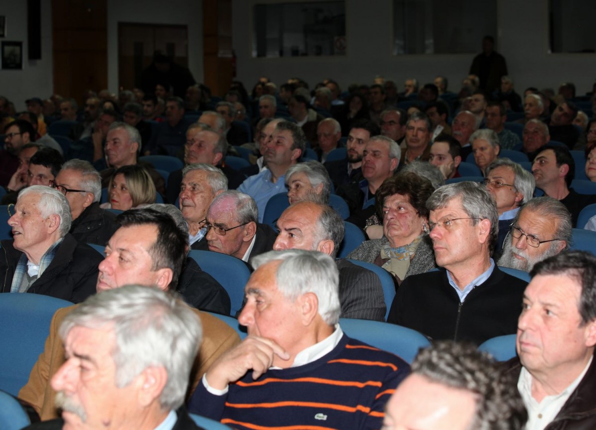 Με καλύτερο τρόπο δεν θα μπορούσε να κλείσει η Σχολή Γονέων Κατερίνης τον κύκλο των ομιλιών της για την περίοδο 2017- 2018. Δεν θα μπορούσε να βρεθεί συναρπαστικότερος ομιλητής  με πιο επίκαιρο  και πιο ενδιαφέρον θέμα. Στο Συνεδριακό κέντρο του Δήμου Κατερίνης, λοιπόν,  τη Δευτέρα 19 Μαρτίου, μίλησε ο στρατηγός κ. Μιχαήλ Κωσταράκος, πρόεδρος της Στρατιωτικής  Επιτροπής της Ε.Ε. στις Βρυξέλλες με θέμα: «Η Ασφάλεια και η Άμυνα στο επίκεντρο του  ενδιαφέροντος της Ευρωπαϊκής Ένωσης».          Στην αρχή της εκδήλωσης  ο Πρόεδρος κ.Κορομπίλης Κωνσταντίνος ανέγνωσε Επιστολές του Αρχηγού του Γενικού Επιτελείου Στρατού Αντιστρατήγου Αλκιβιάδη Στεφανή και του Προέδρου της Δημοκρατικής Αναγέννησης Στέλιου Παπαθεμελή. Η Εκδήλωση κράτησε επί τρίωρο αμείωτο το ενδιαφέρον των ακροατών ενώ ο  κ. Κωσταράκος αναφέρθηκε στη συγκυρία που πραγματοποιήθηκε η διάλεξη,  στο πόσο επίκαιρο είναι το θέμα αλλά και στα πρόσφατα περιστατικά σε ευρωπαϊκό και παγκόσμιο επίπεδο. 