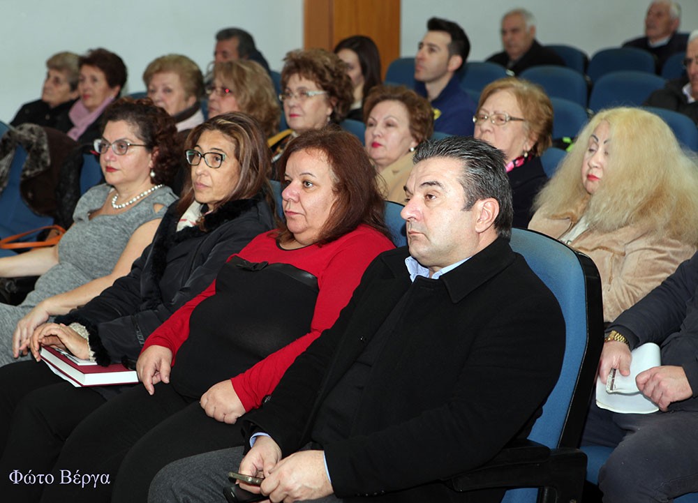 Μία Υπέροχη βραδυά γεμάτη Ναυτικό, Ανδρειωσύνη, Πατρίδα και Εθνική υπερηφάνεια έζησαν οι φίλοι της Σχολής Γονέων Κατερίνης απο την εκπληκτική διάλεξη που έδωσε ο Πλοίαρχος του Πολεμικού Ναυτικού κ.Λεωνίδας Τσιαντούλας Η Σχολή Γονέων (Ανοιχτό Πανεπιστήμιο Κατερίνης) συνέχισε τον κύκλο των εκδηλώσεών της στο Δημοτικό Πνευματικό Κέντρο Κατερίνης (ΕΚΑΒΗ), τη Δευτέρα 27 Νοεμβρίου, με ομιλητή το Διευθυντή της Υπηρεσίας Ιστορίας Ναυτικού (Υ.Ι.Ν.) Πλοίαρχο του Πολεμικού Ναυτικού κ. Λεωνίδα Τσιαντούλα. Η ομιλία έγινε και με την ευκαιρία  της έλευσης, μετά από 72 χρόνια, του Θωρηκτού Αβέρωφ στην Θεσσαλονίκη, στο οποίο ο ομιλητής διετέλεσε κατά το παρελθόν κυβερνήτης. Ο πλοίαρχος Λεωνίδας Τσιαντούλας Π.Ν. ανέπτυξε το θέμα: «Από την Αθηναϊκή τριήρη στο Θωρηκτό Αβέρωφ. Τα ξύλινα τείχη της Πατρίδας μας»  