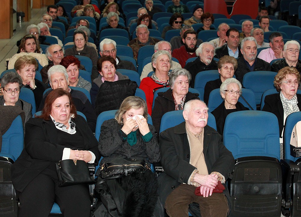 Φορτισμένη συγκινησιακά και εξομολογητική ήταν η ομιλία του κ.Στυλιανού Τσιπούρα, τέως σχολικού συμβούλου, Δρ Θεολογίας, τη Δευτέρα 5-2-2018, στη σειρά των εκδηλώσεων της Σχολής Γονέων - Ανοιχτού Πανεπιστημίου Κατερίνης, στο συνεδριακό κέντρο του Δήμου "Εκάβη". Το θέμα της ομιλίας ήταν: “Η εκδημία ενός "Αγγέλου". Η γονεϊκή στάση”. Η εξιστόρηση του κ.Τσιπούρα για την εκδημία του γιου του Άγγελου, μαθητή 17 χρόνων, πριν από 5 χρόνια ήταν συγκινητική και βιωματική. Με τη γνώση ότι η ζωή αποτελείται από μνήμες του παρελθόντος αναφέρθηκε στα τρία στάδια λόγω της κοίμησης του γιου του. Πρώτο στάδιο ουσιαστική γνωριμία με το παιδί, δεύτερο η εκδημία, τρίτο η διαχείριση πένθους.