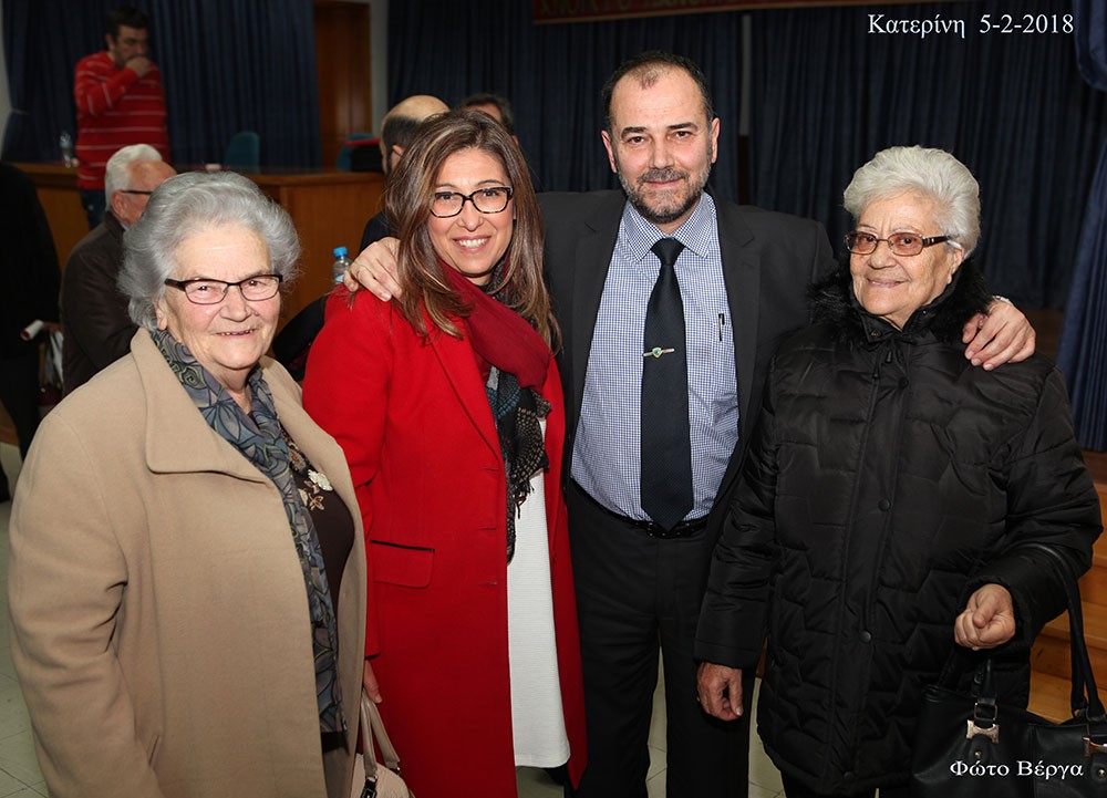 Φορτισμένη συγκινησιακά και εξομολογητική ήταν η ομιλία του κ.Στυλιανού Τσιπούρα, τέως σχολικού συμβούλου, Δρ Θεολογίας, τη Δευτέρα 5-2-2018, στη σειρά των εκδηλώσεων της Σχολής Γονέων - Ανοιχτού Πανεπιστημίου Κατερίνης, στο συνεδριακό κέντρο του Δήμου "Εκάβη". Το θέμα της ομιλίας ήταν: “Η εκδημία ενός "Αγγέλου". Η γονεϊκή στάση”. Η εξιστόρηση του κ.Τσιπούρα για την εκδημία του γιου του Άγγελου, μαθητή 17 χρόνων, πριν από 5 χρόνια ήταν συγκινητική και βιωματική. Με τη γνώση ότι η ζωή αποτελείται από μνήμες του παρελθόντος αναφέρθηκε στα τρία στάδια λόγω της κοίμησης του γιου του. Πρώτο στάδιο ουσιαστική γνωριμία με το παιδί, δεύτερο η εκδημία, τρίτο η διαχείριση πένθους.