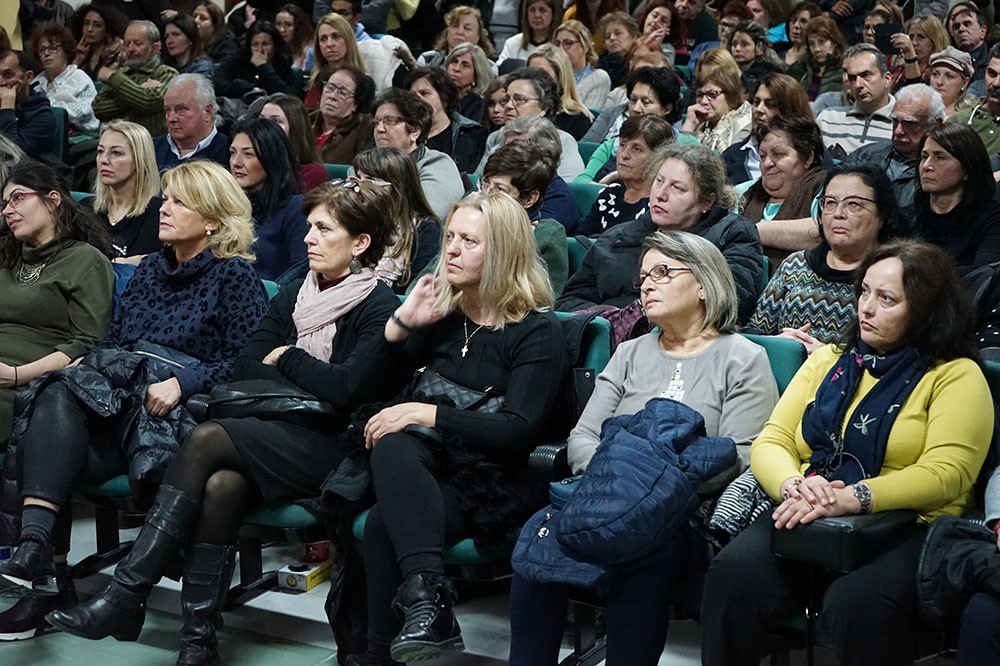 Το αδιαχώρητο σημειώθηκε στο Συνεδριακό Κέντρο της Κατερίνης την Δευτέρα 10 Δεκεμβρίου 2018, όπου περισσότερα από 1200 άτομα κατέκλυσαν και τις 2 αίθουσες, τους διαδρόμους και το κλιμακοστάσιο στην ομιλία του «χαρισματικού» π.Ανδρέα Κονάνου με το άκρως ενδιαφέρον και προκλητικό θέμα «Συμβιώνοντας με δύσκολους χαρακτήρες»