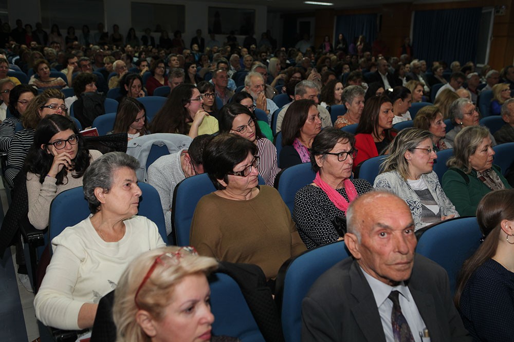 Η Σχολή Γονέων - Ανοιχτό Πανεπιστήμιο Κατερίνης - ξεκίνησε το πρόγραμμά της για το 2018-2019 τη Δευτέρα 15-10-2018 με τον καθηγητή Γλωσσολογίας και πρώην Πρύτανη του Πανεπιστημίου Αθηνών κ.Γεώργιο Μπαμπινιώτη. Το θέμα της ομιλίας του ήταν: "Ο ρόλος του σχολείου, των δασκάλων και των γονέων στην κατάκτηση της μητρικής γλώσσας". Η εκδήλωση πραγματοποιήθηκε με συνδιοργάνωση της Β/θμιας Εκπαίδευσης Πιερίας.