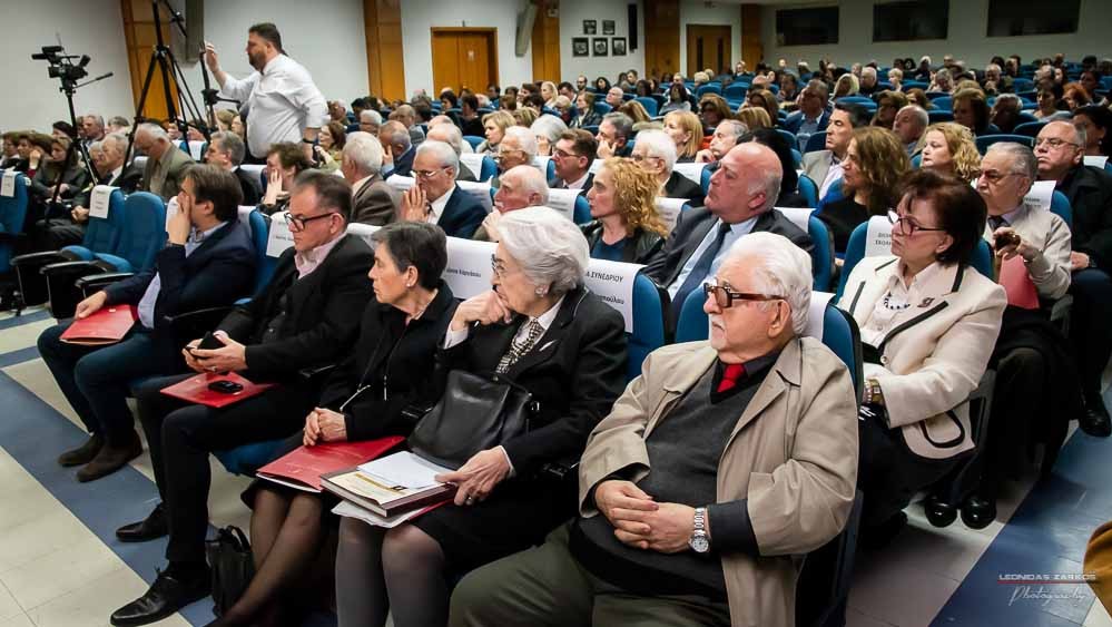 Με μεγάλη επιτυχία, σε μια κατάμεστη αίθουσα και με πλήρη αποδοχή του κόσμου πραγματοποιήθηκε το Σάββατο 30 Μαρτίου 2019 το 3ο Διήμερο Επιστημονικό Συνέδριο της Σχολής Γονέων - Ανοικτό Πανεπιστήμιο Κατερίνης. Τον λόγο πήρε ο Δήμαρχος Κατερίνης κ. Σάββας Χιονίδης, όποιος αναφέρθηκε στην γέννηση της Ιδέας της Σχολής Γονέων από τον πρώτο πρόεδρο κ. Δημήτριος Δημηνά. Άξιος συνεχιστής του έργου του αναδείχθηκε ο νύν Πρόεδρος κ. Κωνσταντίνος Κορομπίλης, όποιος κάνει γνωστό το έργο της Σχολής στα πέρατα της γης. Ο μητροπολίτης Κατερίνης, Κίτρους και Πλαταμώνος  κ. Γεώργιος  τόνισε την σπουδαιότητα της ύπαρξης μιας τέτοιας Σχολής, ένα Ανοικτό Πανεπιστήμιο για όλους τους ανθρώπους. Στην συνέχεια μίλησε ο κ. Στ. Παπαθεμελής, ο οποίος αξιολογώντας το συνολικό έργο της Σχολής διέκρινε την ανάδειξη της Ελληνικότητας ως το μεγαλύτερο αγαθό. Ο πρόεδρος της Σχολής Γονέων κ. Κ. Κορομπίλης στον χαιρετισμό του ευχαρίστησε το πλήθος του κόσμου που αγκάλιασε το έργο του Σχολής αλλά και όσους συνέδραμαν για να ολοκληρωθεί. Επεσήμανε την σπουδαιότητα της ύπαρξης της σχολής για την αφύπνιση και την πνευματική αναγέννηση του ανθρώπου. Χαιρέτισε την Ομογένεια (η οποία έβλεπε σε live streming την εκδήλωση) αναφέροντας ότι μόνο τον τελευταίο χρόνο είχαμε 6.400.000 λεπτά θέασης σε 110 χώρες! Στον συντονισμό και παρουσίαση βρισκόταν η έγκριτη και  γνωστή δημοσιογράφος κ. Βίκυ Φλέσσα.