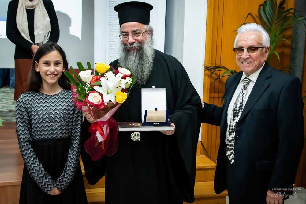 Με μεγάλη επιτυχία, σε μια κατάμεστη αίθουσα και με πλήρη αποδοχή του κόσμου πραγματοποιήθηκε το Σάββατο 30 Μαρτίου 2019 το 3ο Διήμερο Επιστημονικό Συνέδριο της Σχολής Γονέων - Ανοικτό Πανεπιστήμιο Κατερίνης. Τον λόγο πήρε ο Δήμαρχος Κατερίνης κ. Σάββας Χιονίδης, όποιος αναφέρθηκε στην γέννηση της Ιδέας της Σχολής Γονέων από τον πρώτο πρόεδρο κ. Δημήτριος Δημηνά. Άξιος συνεχιστής του έργου του αναδείχθηκε ο νύν Πρόεδρος κ. Κωνσταντίνος Κορομπίλης, όποιος κάνει γνωστό το έργο της Σχολής στα πέρατα της γης. Ο μητροπολίτης Κατερίνης, Κίτρους και Πλαταμώνος  κ. Γεώργιος  τόνισε την σπουδαιότητα της ύπαρξης μιας τέτοιας Σχολής, ένα Ανοικτό Πανεπιστήμιο για όλους τους ανθρώπους. Στην συνέχεια μίλησε ο κ. Στ. Παπαθεμελής, ο οποίος αξιολογώντας το συνολικό έργο της Σχολής διέκρινε την ανάδειξη της Ελληνικότητας ως το μεγαλύτερο αγαθό. Ο πρόεδρος της Σχολής Γονέων κ. Κ. Κορομπίλης στον χαιρετισμό του ευχαρίστησε το πλήθος του κόσμου που αγκάλιασε το έργο του Σχολής αλλά και όσους συνέδραμαν για να ολοκληρωθεί. Επεσήμανε την σπουδαιότητα της ύπαρξης της σχολής για την αφύπνιση και την πνευματική αναγέννηση του ανθρώπου. Χαιρέτισε την Ομογένεια (η οποία έβλεπε σε live streming την εκδήλωση) αναφέροντας ότι μόνο τον τελευταίο χρόνο είχαμε 6.400.000 λεπτά θέασης σε 110 χώρες! Στον συντονισμό και παρουσίαση βρισκόταν η έγκριτη και  γνωστή δημοσιογράφος κ. Βίκυ Φλέσσα.