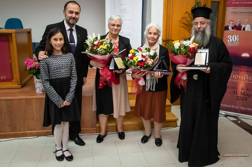 Με μεγάλη επιτυχία, σε μια κατάμεστη αίθουσα και με πλήρη αποδοχή του κόσμου πραγματοποιήθηκε το Σάββατο 30 Μαρτίου 2019 το 3ο Διήμερο Επιστημονικό Συνέδριο της Σχολής Γονέων - Ανοικτό Πανεπιστήμιο Κατερίνης. Τον λόγο πήρε ο Δήμαρχος Κατερίνης κ. Σάββας Χιονίδης, όποιος αναφέρθηκε στην γέννηση της Ιδέας της Σχολής Γονέων από τον πρώτο πρόεδρο κ. Δημήτριος Δημηνά. Άξιος συνεχιστής του έργου του αναδείχθηκε ο νύν Πρόεδρος κ. Κωνσταντίνος Κορομπίλης, όποιος κάνει γνωστό το έργο της Σχολής στα πέρατα της γης. Ο μητροπολίτης Κατερίνης, Κίτρους και Πλαταμώνος  κ. Γεώργιος  τόνισε την σπουδαιότητα της ύπαρξης μιας τέτοιας Σχολής, ένα Ανοικτό Πανεπιστήμιο για όλους τους ανθρώπους. Στην συνέχεια μίλησε ο κ. Στ. Παπαθεμελής, ο οποίος αξιολογώντας το συνολικό έργο της Σχολής διέκρινε την ανάδειξη της Ελληνικότητας ως το μεγαλύτερο αγαθό. Ο πρόεδρος της Σχολής Γονέων κ. Κ. Κορομπίλης στον χαιρετισμό του ευχαρίστησε το πλήθος του κόσμου που αγκάλιασε το έργο του Σχολής αλλά και όσους συνέδραμαν για να ολοκληρωθεί. Επεσήμανε την σπουδαιότητα της ύπαρξης της σχολής για την αφύπνιση και την πνευματική αναγέννηση του ανθρώπου. Χαιρέτισε την Ομογένεια (η οποία έβλεπε σε live streming την εκδήλωση) αναφέροντας ότι μόνο τον τελευταίο χρόνο είχαμε 6.400.000 λεπτά θέασης σε 110 χώρες! Στον συντονισμό και παρουσίαση βρισκόταν η έγκριτη και  γνωστή δημοσιογράφος κ. Βίκυ Φλέσσα.