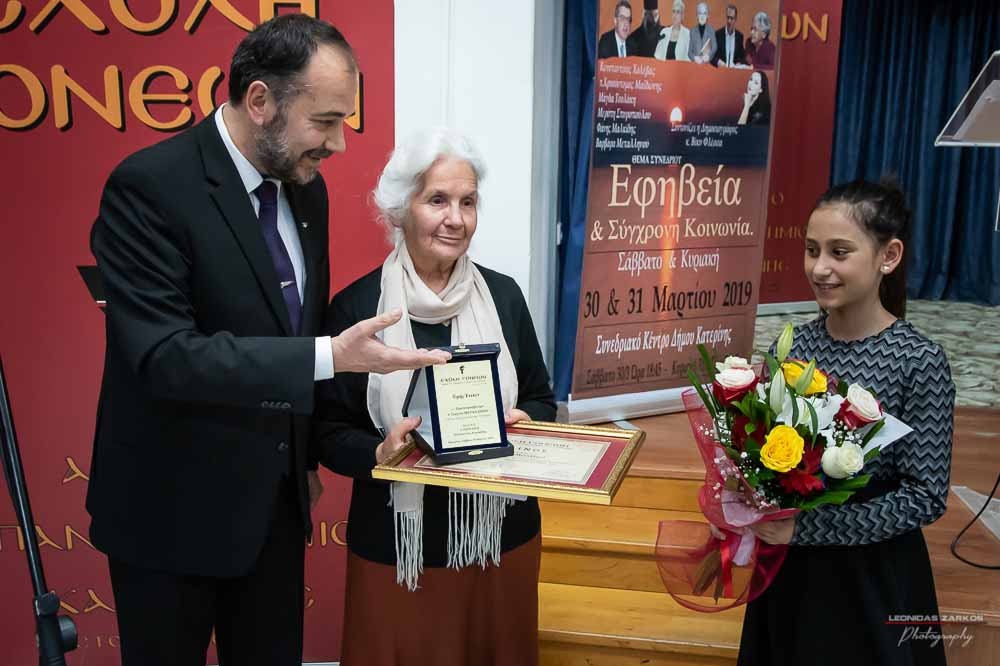 Με μεγάλη επιτυχία, σε μια κατάμεστη αίθουσα και με πλήρη αποδοχή του κόσμου πραγματοποιήθηκε το Σάββατο 30 Μαρτίου 2019 το 3ο Διήμερο Επιστημονικό Συνέδριο της Σχολής Γονέων - Ανοικτό Πανεπιστήμιο Κατερίνης. Τον λόγο πήρε ο Δήμαρχος Κατερίνης κ. Σάββας Χιονίδης, όποιος αναφέρθηκε στην γέννηση της Ιδέας της Σχολής Γονέων από τον πρώτο πρόεδρο κ. Δημήτριος Δημηνά. Άξιος συνεχιστής του έργου του αναδείχθηκε ο νύν Πρόεδρος κ. Κωνσταντίνος Κορομπίλης, όποιος κάνει γνωστό το έργο της Σχολής στα πέρατα της γης. Ο μητροπολίτης Κατερίνης, Κίτρους και Πλαταμώνος  κ. Γεώργιος  τόνισε την σπουδαιότητα της ύπαρξης μιας τέτοιας Σχολής, ένα Ανοικτό Πανεπιστήμιο για όλους τους ανθρώπους. Στην συνέχεια μίλησε ο κ. Στ. Παπαθεμελής, ο οποίος αξιολογώντας το συνολικό έργο της Σχολής διέκρινε την ανάδειξη της Ελληνικότητας ως το μεγαλύτερο αγαθό. Ο πρόεδρος της Σχολής Γονέων κ. Κ. Κορομπίλης στον χαιρετισμό του ευχαρίστησε το πλήθος του κόσμου που αγκάλιασε το έργο του Σχολής αλλά και όσους συνέδραμαν για να ολοκληρωθεί. Επεσήμανε την σπουδαιότητα της ύπαρξης της σχολής για την αφύπνιση και την πνευματική αναγέννηση του ανθρώπου. Χαιρέτισε την Ομογένεια (η οποία έβλεπε σε live streming την εκδήλωση) αναφέροντας ότι μόνο τον τελευταίο χρόνο είχαμε 6.400.000 λεπτά θέασης σε 110 χώρες! Στον συντονισμό και παρουσίαση βρισκόταν η έγκριτη και  γνωστή δημοσιογράφος κ. Βίκυ Φλέσσα.