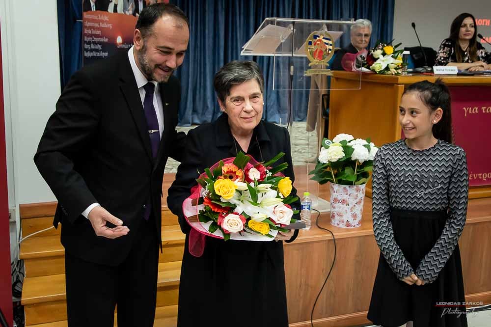 Με μεγάλη επιτυχία, σε μια κατάμεστη αίθουσα και με πλήρη αποδοχή του κόσμου πραγματοποιήθηκε το Σάββατο 30 Μαρτίου 2019 το 3ο Διήμερο Επιστημονικό Συνέδριο της Σχολής Γονέων - Ανοικτό Πανεπιστήμιο Κατερίνης. Τον λόγο πήρε ο Δήμαρχος Κατερίνης κ. Σάββας Χιονίδης, όποιος αναφέρθηκε στην γέννηση της Ιδέας της Σχολής Γονέων από τον πρώτο πρόεδρο κ. Δημήτριος Δημηνά. Άξιος συνεχιστής του έργου του αναδείχθηκε ο νύν Πρόεδρος κ. Κωνσταντίνος Κορομπίλης, όποιος κάνει γνωστό το έργο της Σχολής στα πέρατα της γης. Ο μητροπολίτης Κατερίνης, Κίτρους και Πλαταμώνος  κ. Γεώργιος  τόνισε την σπουδαιότητα της ύπαρξης μιας τέτοιας Σχολής, ένα Ανοικτό Πανεπιστήμιο για όλους τους ανθρώπους. Στην συνέχεια μίλησε ο κ. Στ. Παπαθεμελής, ο οποίος αξιολογώντας το συνολικό έργο της Σχολής διέκρινε την ανάδειξη της Ελληνικότητας ως το μεγαλύτερο αγαθό. Ο πρόεδρος της Σχολής Γονέων κ. Κ. Κορομπίλης στον χαιρετισμό του ευχαρίστησε το πλήθος του κόσμου που αγκάλιασε το έργο του Σχολής αλλά και όσους συνέδραμαν για να ολοκληρωθεί. Επεσήμανε την σπουδαιότητα της ύπαρξης της σχολής για την αφύπνιση και την πνευματική αναγέννηση του ανθρώπου. Χαιρέτισε την Ομογένεια (η οποία έβλεπε σε live streming την εκδήλωση) αναφέροντας ότι μόνο τον τελευταίο χρόνο είχαμε 6.400.000 λεπτά θέασης σε 110 χώρες! Στον συντονισμό και παρουσίαση βρισκόταν η έγκριτη και  γνωστή δημοσιογράφος κ. Βίκυ Φλέσσα.