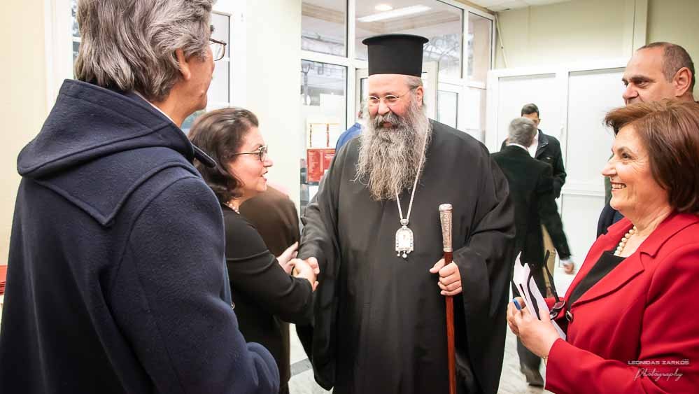 Με μεγάλη επιτυχία, σε μια κατάμεστη αίθουσα και με πλήρη αποδοχή του κόσμου πραγματοποιήθηκε το Σάββατο 30 Μαρτίου 2019 το 3ο Διήμερο Επιστημονικό Συνέδριο της Σχολής Γονέων - Ανοικτό Πανεπιστήμιο Κατερίνης. Τον λόγο πήρε ο Δήμαρχος Κατερίνης κ. Σάββας Χιονίδης, όποιος αναφέρθηκε στην γέννηση της Ιδέας της Σχολής Γονέων από τον πρώτο πρόεδρο κ. Δημήτριος Δημηνά. Άξιος συνεχιστής του έργου του αναδείχθηκε ο νύν Πρόεδρος κ. Κωνσταντίνος Κορομπίλης, όποιος κάνει γνωστό το έργο της Σχολής στα πέρατα της γης. Ο μητροπολίτης Κατερίνης, Κίτρους και Πλαταμώνος  κ. Γεώργιος  τόνισε την σπουδαιότητα της ύπαρξης μιας τέτοιας Σχολής, ένα Ανοικτό Πανεπιστήμιο για όλους τους ανθρώπους. Στην συνέχεια μίλησε ο κ. Στ. Παπαθεμελής, ο οποίος αξιολογώντας το συνολικό έργο της Σχολής διέκρινε την ανάδειξη της Ελληνικότητας ως το μεγαλύτερο αγαθό. Ο πρόεδρος της Σχολής Γονέων κ. Κ. Κορομπίλης στον χαιρετισμό του ευχαρίστησε το πλήθος του κόσμου που αγκάλιασε το έργο του Σχολής αλλά και όσους συνέδραμαν για να ολοκληρωθεί. Επεσήμανε την σπουδαιότητα της ύπαρξης της σχολής για την αφύπνιση και την πνευματική αναγέννηση του ανθρώπου. Χαιρέτισε την Ομογένεια (η οποία έβλεπε σε live streming την εκδήλωση) αναφέροντας ότι μόνο τον τελευταίο χρόνο είχαμε 6.400.000 λεπτά θέασης σε 110 χώρες! Στον συντονισμό και παρουσίαση βρισκόταν η έγκριτη και  γνωστή δημοσιογράφος κ. Βίκυ Φλέσσα.