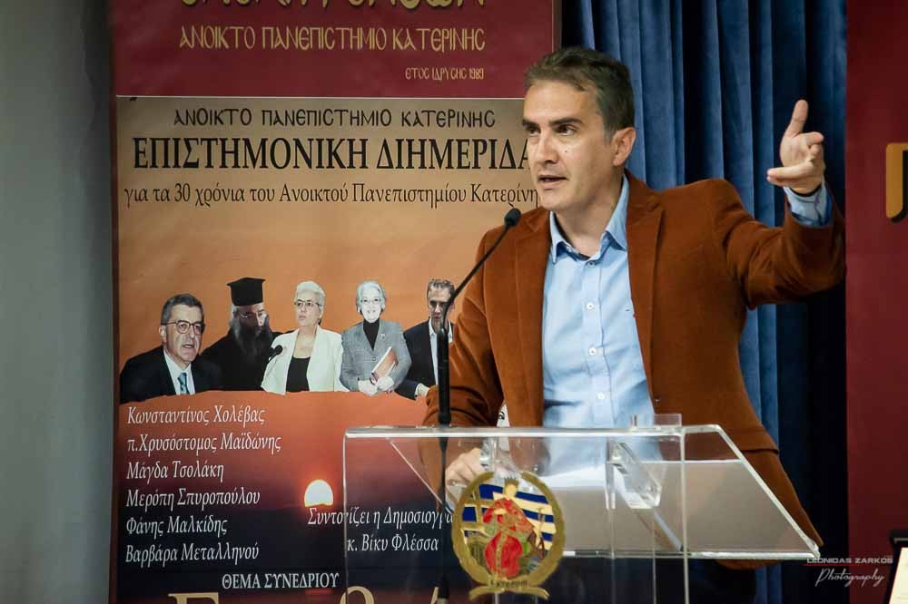 Δεύτερος ομιλητής ήταν ο κ. Θεοφάνης Μαλκίδης Διδάκτωρ κοινωνικών και Πολιτικών Επιστημών με θέμα :       «και Φτωχοί και Αγράμματοι. Παιδεία και Κοινωνία στα χρόνια της κρίσης» Στην αρχή της ομιλίας του ο ομιλητής αναφέρθηκε στο ζήτημα της εθνικής και θρησκευτικής συνείδησης του λαού μας που δοκιμάστηκε και αυτό στα δύσκολα χρόνια της κρίσης. 