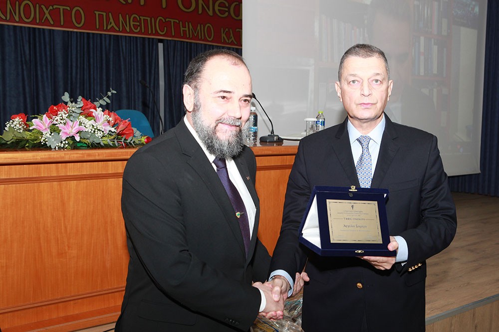 Ο κ. Συρίγος σε ζωντανή διαδικτυακή σύνδεση, καθώς λόγοι ανωτέρας βίας δεν του επέτρεψαν να παρευρίσκεται αναμεσά μας πήρε τον λόγο και ανέπτυξε το θέμα της εισηγήσεως του. Αναφέρθηκε στην Συνδιάσκεψη της Λωζάνης η οποία ξεκίνησε τις εργασίες της στις 7 Νοεμβρίου 1922 και, ύστερα από σχεδόν επτά μήνες διαβουλεύσεων, έληξε με την υπογραφή της ομώνυμης Συνθήκης στις 24 Ιουλίου 1923, δηλαδή έναν χρόνο μετά τη Μικρασιατική Καταστροφή. Υπήρξε κορυφαίο διπλωματικό γεγονός και Διεθνής Συνθήκη που διασφάλισε την ειρήνη και τη σταθερότητα στην περιοχή της Ανατολικής Ευρώπης για περίπου 100 χρόνια, ρυθμίζοντας τα σύνορα και τις σχέσεις Ελλάδας-Τουρκίας και άλλων κρατών της Ανατολικής Ευ