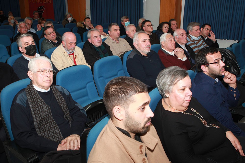 Ο κ. Συρίγος σε ζωντανή διαδικτυακή σύνδεση, καθώς λόγοι ανωτέρας βίας δεν του επέτρεψαν να παρευρίσκεται αναμεσά μας πήρε τον λόγο και ανέπτυξε το θέμα της εισηγήσεως του. Αναφέρθηκε στην Συνδιάσκεψη της Λωζάνης η οποία ξεκίνησε τις εργασίες της στις 7 Νοεμβρίου 1922 και, ύστερα από σχεδόν επτά μήνες διαβουλεύσεων, έληξε με την υπογραφή της ομώνυμης Συνθήκης στις 24 Ιουλίου 1923, δηλαδή έναν χρόνο μετά τη Μικρασιατική Καταστροφή. Υπήρξε κορυφαίο διπλωματικό γεγονός και Διεθνής Συνθήκη που διασφάλισε την ειρήνη και τη σταθερότητα στην περιοχή της Ανατολικής Ευρώπης για περίπου 100 χρόνια, ρυθμίζοντας τα σύνορα και τις σχέσεις Ελλάδας-Τουρκίας και άλλων κρατών της Ανατολικής Ευ